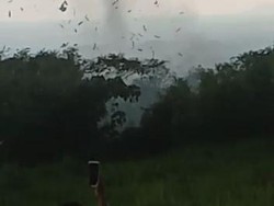 Ngerinya Puting Beliung Terekam Rusak Dua Bangunan di Pasuruan