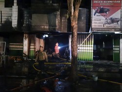 Padam, Mobil Damkar Sempat Kehabisan Air Saat Jinakkan Api di Pasar Bondowoso