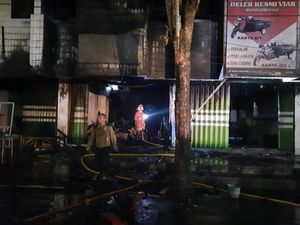 Padam, Mobil Damkar Sempat Kehabisan Air Saat Jinakkan Api di Pasar Bondowoso Padam, Mobil Damkar Sempat Kehabisan Air Saat Jinakkan Api di Pasar Bondowoso