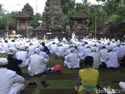 300 Pinandita Gelar Shanti Puja Minta Terhindar dari Bencana Semeru