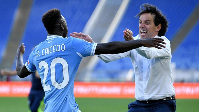 ROME, ITALY - NOVEMBER 08: Felipe Caicedo of SS Lazio celebrates scoring the first goal with SS Lazio head coach Simone Inzaghi during the Serie A match between SS Lazio and Juventus at Stadio Olimpico on November 08, 2020 in Rome, Italy. (Photo by Marco Rosi - SS Lazio/Getty Images)