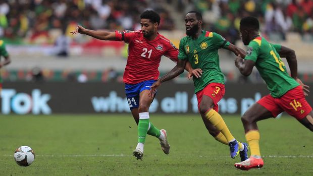 Soccer Football - Africa Cup of Nations -  Quarter Final - Gambia v Cameroon - Stade de Japoma, Douala, Cameroon - January 29, 2022 Gambia's Saidy Janko in action with Cameroon's Nicolas Moumi Ngamaleu REUTERS/Thaier Al-Sudani