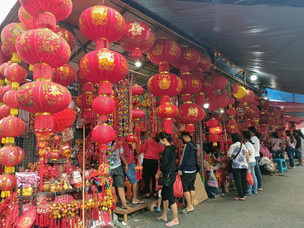 Jelang Perayaan Imlek, Warga Ramai Serbu Pasar Glodok Belanja Aksesoris
