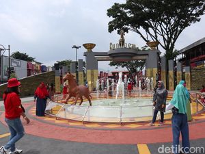 Melihat Wajah Baru Alun-alun Kuningan yang Baru Diresmikan Ridwan Kamil Melihat Wajah Baru Alun-alun Kuningan yang Baru Diresmikan Ridwan Kamil