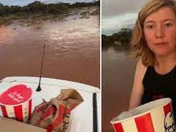 Wanita Ini Tetap Makan Ayam Goreng Meski Mobilnya Tergenang Banjir