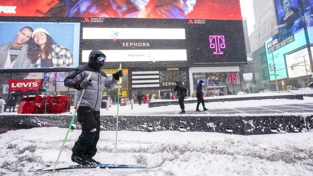 Warga Asyik Main Ski di Jalanan Saat AS Dihantam Badai Salju