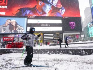 Warga Asyik Main Ski di Jalanan Saat AS Dihantam Badai Salju