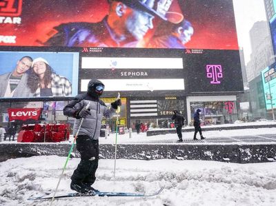 Warga Asyik Main Ski di Jalanan Saat AS Dihantam Badai Salju