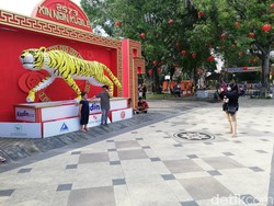 Lampion Macan Air Berukuran 5 Meter di Solo Jadi Spot Foto Baru