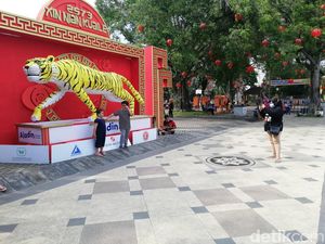Lampion Macan Air Berukuran 5 Meter di Solo Jadi Spot Foto Baru Lampion Macan Air Berukuran 5 Meter di Solo Jadi Spot Foto Baru