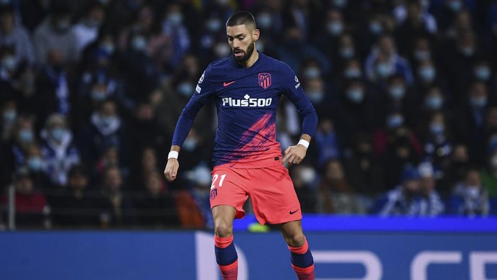 PORTO, PORTUGAL - DECEMBER 07: Yannick Carrasco of Atletico Madrid in action during the UEFA Champions League group B match between FC Porto and Atletico Madrid at Estadio do Dragao on December 7, 2021 in Porto, Portugal. (Photo by Octavio Passos/Getty Images)