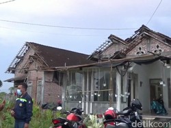 Angin Kencang Terbangkan Atap Belasan Rumah di Tulungagung