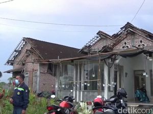Angin Kencang Terbangkan Atap Belasan Rumah di Tulungagung Angin Kencang Terbangkan Atap Belasan Rumah di Tulungagung