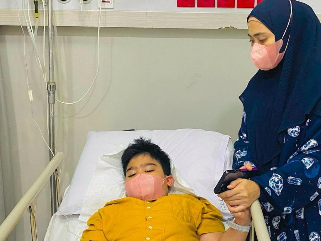 Panas Tinggi, Putra April Jasmine dan Ustaz Solmed Dilarikan ke RS
