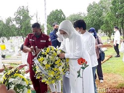 Mertua Dimakamkan dengan Upacara Militer, Arzeti Bilbina Terus Menangis