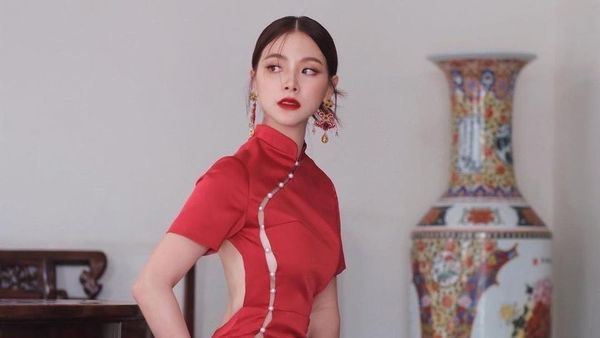Baifern Luevisadpaibul Seksi nan Anggun Bergaun Merah Jelang Imlek