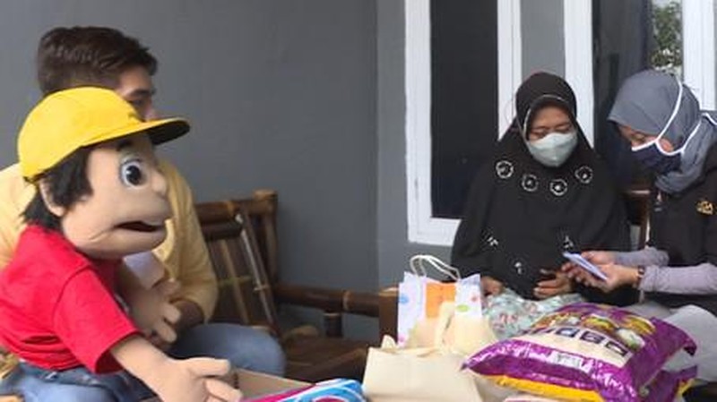 Bareng Unyil, berbuatbaik.id Berikan Bantuan Sembako untuk Pak Ogah