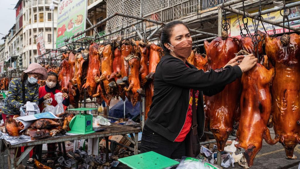 Berburu Babi Guling di Kamboja untuk Sajian Imlek