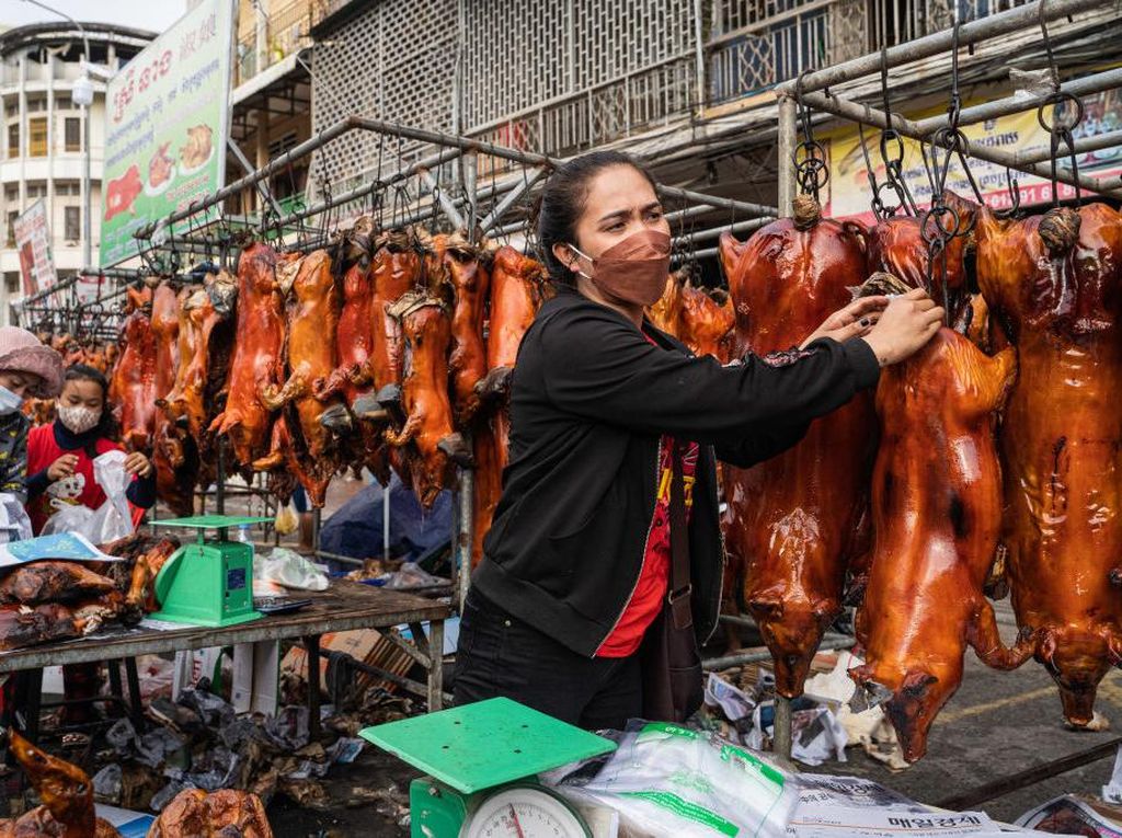 Berburu Babi Guling di Kamboja untuk Sajian Imlek