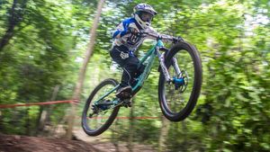Menjajal Trek Sepeda Downhill di Gunung Pinang
