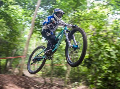 Menjajal Trek Sepeda Downhill di Gunung Pinang