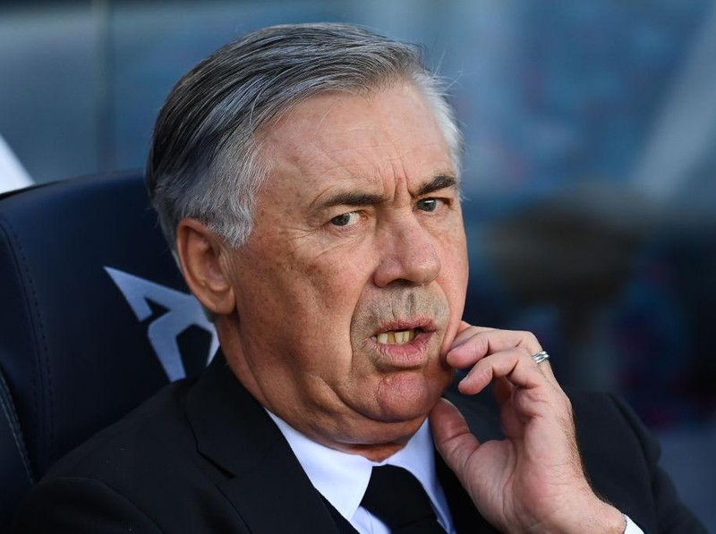 BARCELONA, SPAIN - OCTOBER 24: Head coach Carlo Ancelotti of Real Madrid CF looks on during the La Liga Santander match between FC Barcelona and Real Madrid CF at Camp Nou on October 24, 2021 in Barcelona, Spain. (Photo by David Ramos/Getty Images)