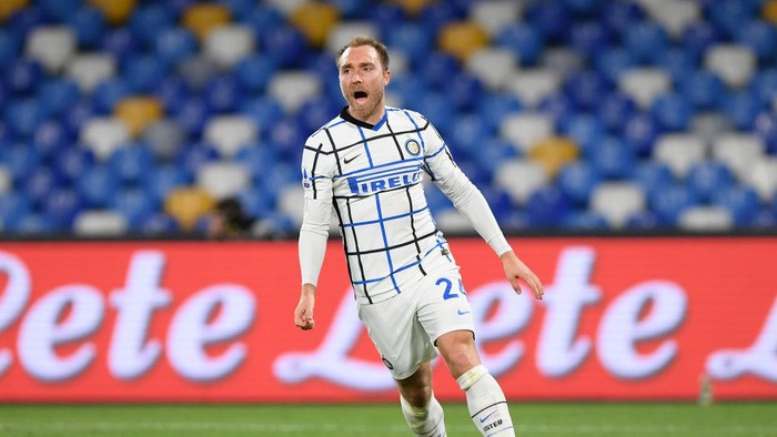 NAPLES, ITALY - APRIL 18: Christian Eriksen of FC Internazionale celebrates after scoring their teams first goal during the Serie A match between SSC Napoli  and FC Internazionale at Stadio Diego Armando Maradona on April 18, 2021 in Naples, Italy. Sporting stadiums around Italy remain under strict restrictions due to the Coronavirus Pandemic as Government social distancing laws prohibit fans inside venues resulting in games being played behind closed doors.  (Photo by Francesco Pecoraro/Getty Images)