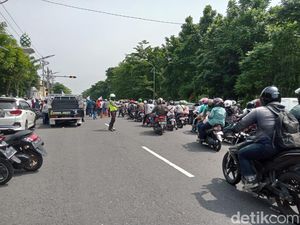 Puluhan Orang Demo di Kantor Kejati Jatim Minta Korupsi Disapu Bersih