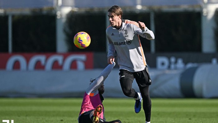 Dusan Vlahovic saat latihan dengan Juventus.