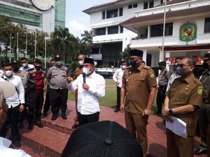 Pedagang Pasar Demo di Kantor Bobby, Gubsu yang Lagi Bertamu Keluar Menemui