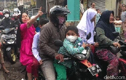 Truk Melintang di Jalan Nagrak, Emak-emak Ngamuk!