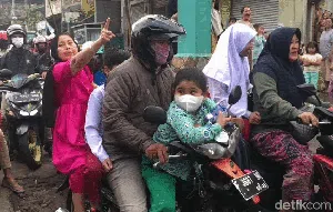 Truk Melintang di Jalan Nagrak, Emak-emak Ngamuk! Truk Melintang di Jalan Nagrak, Emak-emak Ngamuk!