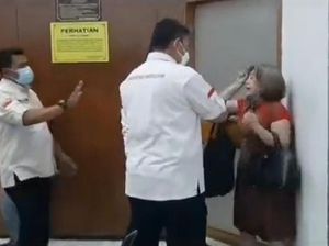Klarifikasi Emak-emak Ngamuk dan Jatuh di Ruang Sidang PN Jaksel Klarifikasi Emak-emak Ngamuk dan Jatuh di Ruang Sidang PN Jaksel
