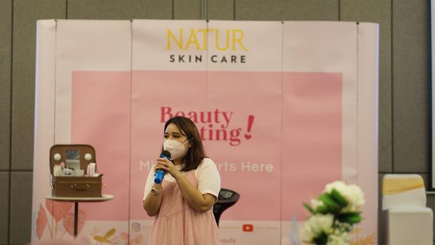 Eunike Lady, brand leader dari Natur Beauty ketika menyambut para peserta Natur Beauty Dating