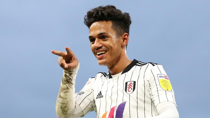 LONDON, ENGLAND - NOVEMBER 20: Fabio Carvalho of Fulham celebrates after scoring their teams second goal during the Sky Bet Championship match between Fulham and Barnsley at Craven Cottage on November 20, 2021 in London, England. (Photo by Jacques Feeney/Getty Images)