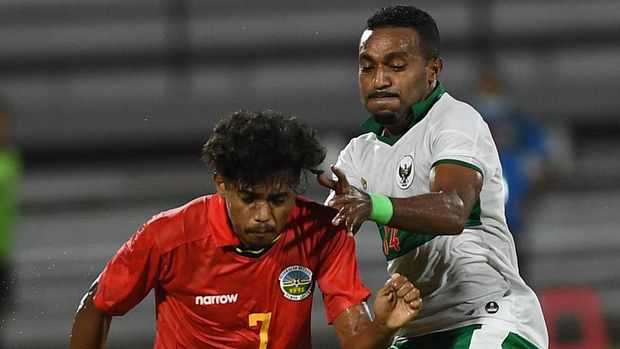 FIFA MATCHDAY LEG 2 Pemain Timnas Indonesia Terens Puhiri (kanan) berebut bola dengan pemain Timnas Timor Leste Joao Da Costa dalam pertandingan sepak bola Leg 2 FIFA Matchday di Stadion I Wayan Dipta, Gianyar Bali, Minggu (30/1/2022). ANTARA FOTO/Nyoman Budhiana/foc.