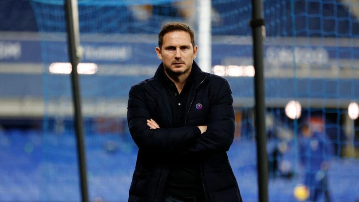 LIVERPOOL, ENGLAND - DECEMBER 12: Frank Lampard, Manager of Chelsea looks on prior to the Premier League match between Everton and Chelsea at Goodison Park on December 12, 2020 in Liverpool, England. A limited number of spectators (2000) are welcomed back to stadiums to watch elite football across England. This was following easing of restrictions on spectators in tiers one and two areas only. (Photo by Clive Brunskill/Getty Images)