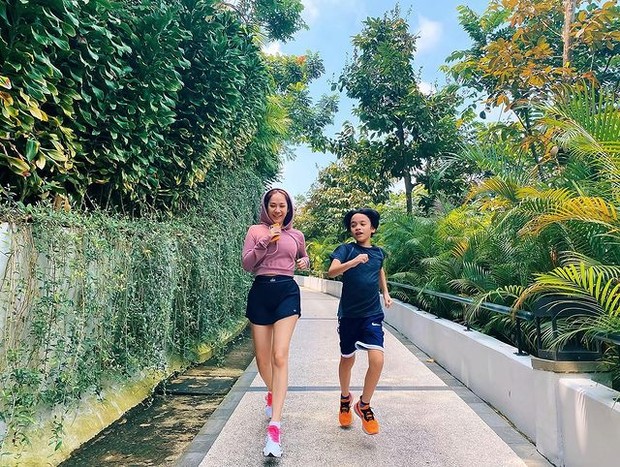 Gaya stylish BCL dan Noah/@bclsinclair Gaya stylish BCL dan Noah/@bclsinclair