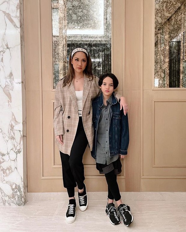 Gaya stylish BCL dan Noah/@bclsinclair Gaya stylish BCL dan Noah/@bclsinclair