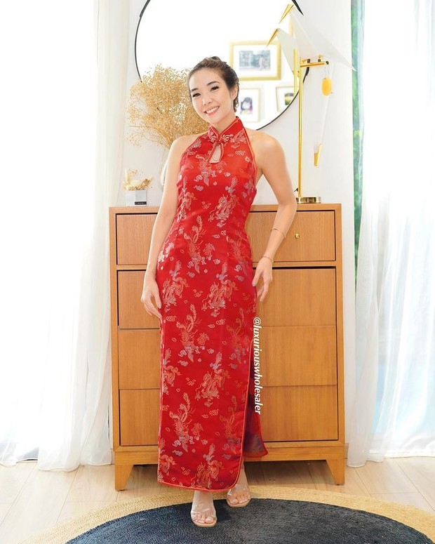 Gisella Anastasia memakai busana Cheongsam bernuansa warna merah Gisella Anastasia