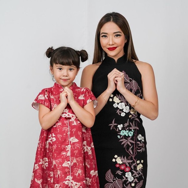 Gisella Anastasia tampak memakai busana Cheongsam berwarna hitam Gisella Anastasia