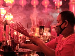 Jemaat Sembahyang Malam Imlek di Klenteng Hok Lay Kiong Turun 50%