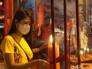 Momen Ibadah Malam Imlek di Singkawang, Tenang dan Damai