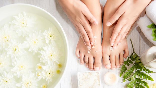 Spa beauty massage health wellness.  Spa Thai therapy treatment aromatherapy for foot and hands woman with white flower nature candle for relax and summer time.  Lifestyle and cosmetic Concept