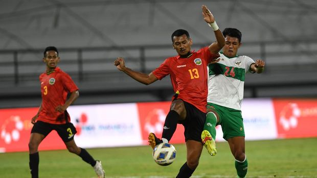 Pemain Timnas Indonesia Dedik Setiawan (kanan) berebut bola dengan pemain Timnas Timor Leste Gumario Augusto dalam pertandingan sepak bola Leg 2 FIFA Matchday di Stadion I Wayan Dipta, Gianyar Bali, Minggu (30/1/2022). Indonesia berhasil memenangkan pertandingan dengan skor 3-0. ANTARA FOTO/Nyoman Budhiana/foc.