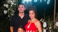 Foto: Gaya Jessica Iskandar Saat Ultah, Baju Seksinya Disebut Compang Camping