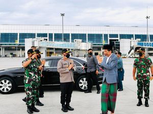 Sarungan, Jokowi Bertolak ke Kaltim Hadiri Pengukuhan PBNU 2022-2027