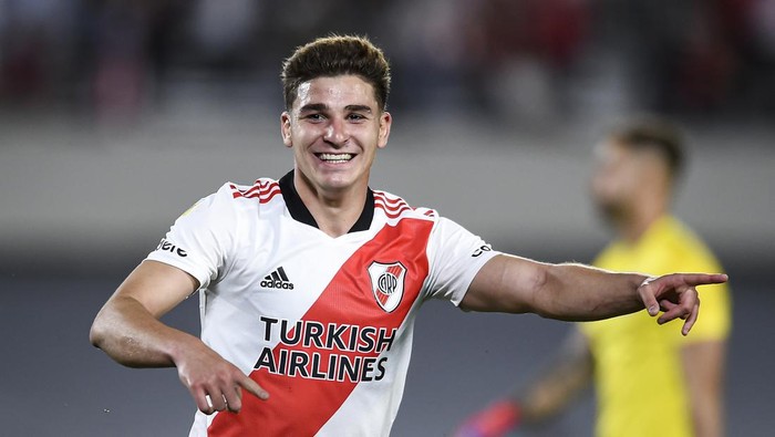BUENOS AIRES, ARGENTINA - OCTOBER 25: Julian Alvarez of River Plate celebrates after scoring the second goal of his team during a match between River Plate and Argentinos Juniors as part of Torneo Liga Profesional 2021 at Estadio Monumental Antonio Vespucio Liberti on October 25, 2021 in Buenos Aires, Argentina. (Photo by Marcelo Endelli/Getty Images)