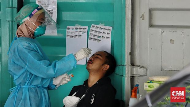 Lab untuk test Swab dan Pcr virus Corona di GSI Cilandak, Jakarta Selatan pun terlihat ramai oleh warga yang melakukan test . Senin (31/1/2022). CNN Indonesia / Andry Novelino