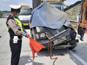 Pikap Tabrak Truk di Tol Ngawi Gegara Sopir Ngantuk, Satu Orang Tewas